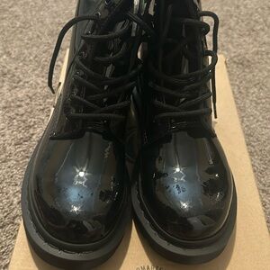 1460 MONO PATENT LEATHER LACE UP BOOTS